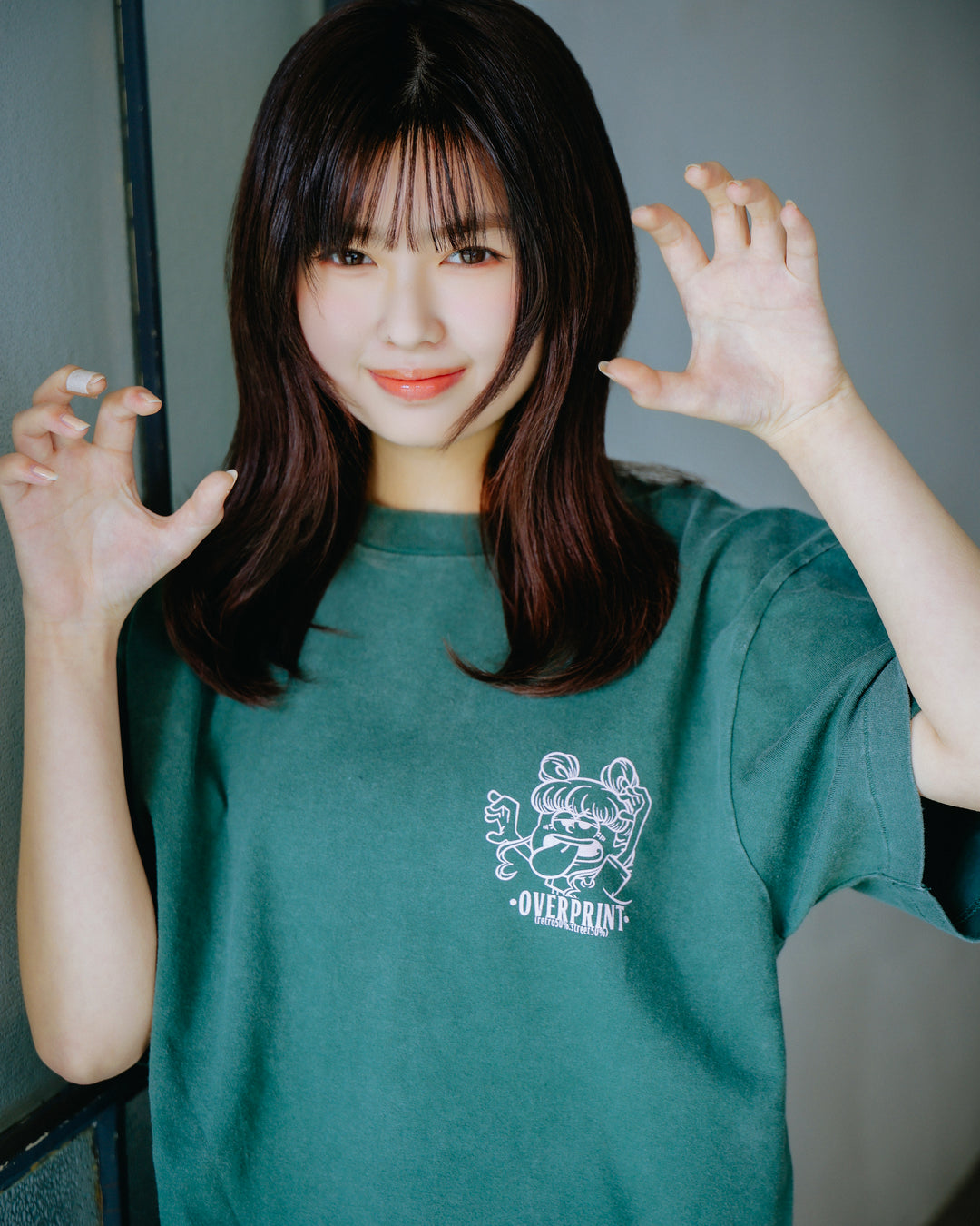 Peek a boo Tee