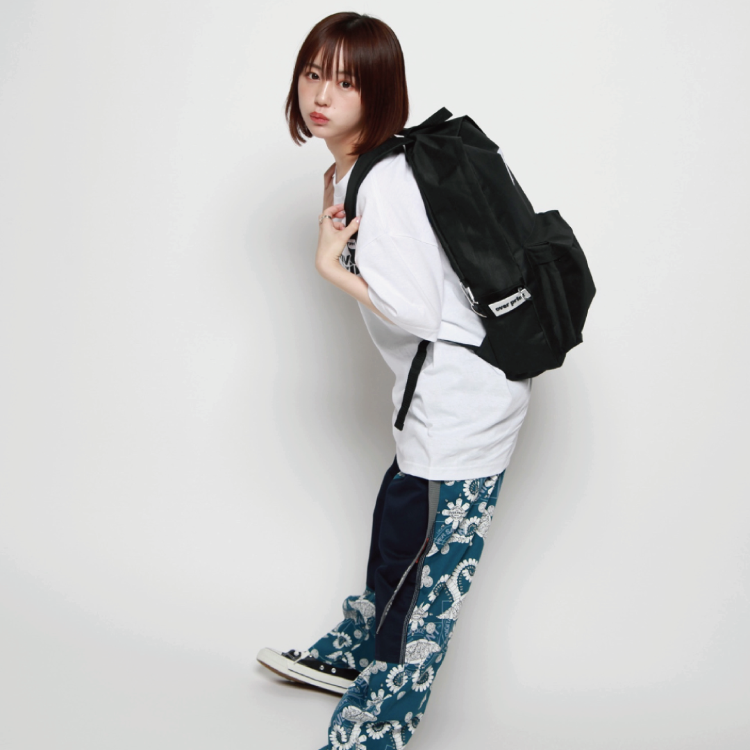 .co.jp 限定】over print BACKPACK MOOK 限定「over printなえなのステッカーby古塔つみ」付き  (ぴあ) : over print: : Books